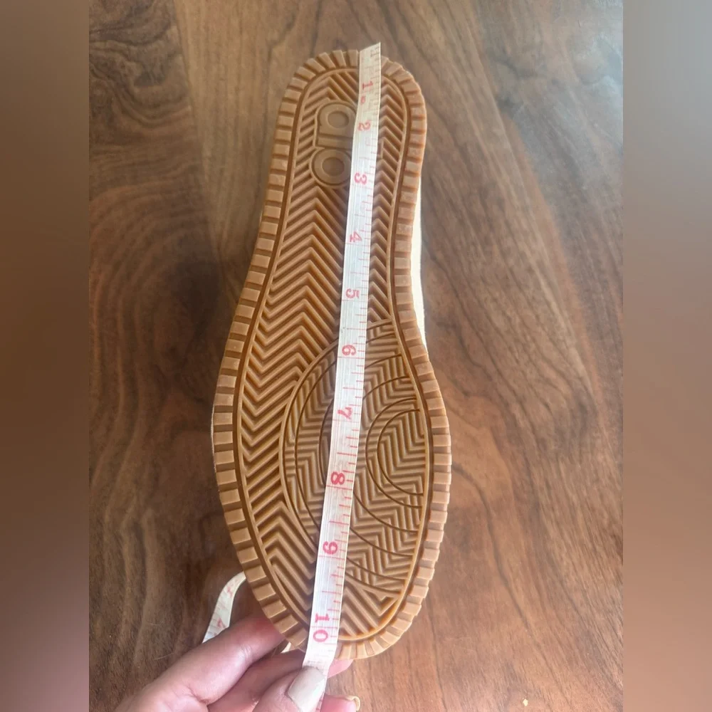 New! ALO Yoga Sunset Sneaker in Sandstone - Picture 6 of 6